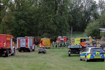 Blaulicht-Großaufgebot am Rand des Rümpfwaldes in Glauchau: Das war der Grund für den Einsatz - Blick zur Einsatzstelle: Feuerwehr, Polizei und Rettungsdienst waren am Montagnachmittag vor Ort.