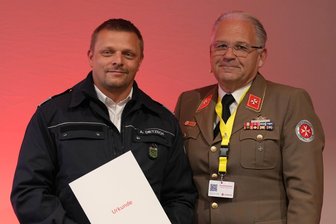 „Blaulicht im Blut“: Mann aus Plauen in Erfurt geehrt - Alexander Dietzsch (links) ist bei der Festveranstaltung in Erfurt ausgezeichnet worden.
