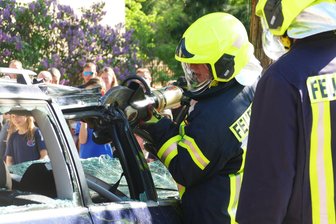 Blaulicht im Erzgebirge: Oelsnitz lädt zum 1. Sicherheitstag - Bei der Schauübung kommt eine hydraulische Schere zum Einsatz.