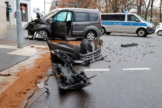 Blaulichtcrash in Chemnitz: Ford kracht in Rettungswagen - In Chemnitz sind am Dienstagmorgen ein Ford und ein Rettungswagen zusammengestoßen.