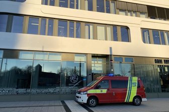 Blaulichteinsatz am Johannisplatz: Chemnitzer Feuerwehren rücken aus - Zu einem Fehlalarm ist die Feuerwehr ausgerückt.