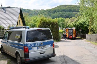 Blaulichteinsatz im Erzgebirge: Mann verunglückt in Gartenanlage tödlich - Polizei, Feuerwehr und Rettungsdienst wurden auf den Zeller Berg in Aue alarmiert.