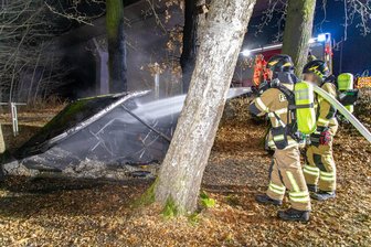 Blaulichteinsatz im Erzgebirge: Unterstand von Angelverein brennt ab - Ein Unterstand des Stollberger Angelvereins brannte am Sonntagabend völlig ab.