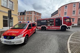 Blaulichteinsatz in der Innenstadt von Aue: Feuerwehr rückt zu Gaststätte aus - Einen Feuerwehreinsatz hat es am Mittwoch im Stadtzentrum von Aue gegeben.