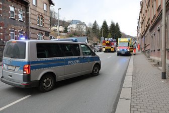 Blaulichteinsatz in der Innenstadt von Aue: Feuerwehr rückt zu Mehrfamilienhaus an B 169 aus - Polizei, Feuerwehr und Rettungsdienst sind am Freitag zu einem Mehrfamilienhaus an der B 169 in Aue ausgerückt.