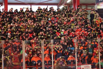 Blaulichttag am Sonntag in Crimmitschau: Eispiraten freuen sich über mehr als 1800 Anmeldungen von Feuerwehrleuten, Rettungskräften und Co. - So sah es im Februar 2025 zum Blaulichttag aus: Feuerwehrleute und Rettungskräfte verfolgten ein Spiel im Gäste-Fanblock.