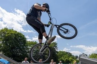 Blaulichttag des ACE soll zur Tradition werden - Marco Hösel zeigte in Ehrenfriedersdorf seine spektakuläre Show. Beim Blaulichttag wurde aber auch der Umgang mit E-Bikes geschult.