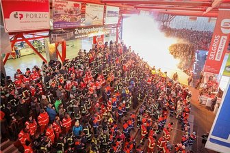 Blaulichttag: Feuerwehrleute stimmen die Laola-Welle an - Die Eispiraten-Verantwortlichen haben die Aktion als Dankeschön für die Helfer aus Feuerwehren und Hilfsorganisationen initiiert. Geschäftsführer Jörg Buschmann sprach von einer "beeindruckenden Kulisse".