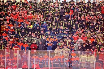 Blaulichttag: Warum Polizeibeamte keine Freikarten abholen dürfen - Hier beginnt gleich eine Laola-Welle: Blick in den mit Feuerwehrleuten und Rettungskräften gefüllten Blaulicht-Fanblock. 