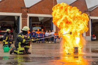 Blaulichttage in Falkenstein: Wie man Kinder heiß auf das Ehrenamt macht - Wie ein Fettbrand entsteht und wie man ihn löscht, das zeigten Kameraden der Freiwilligen Feuerwehr am Dienstag 14 Ferienkinder aus Falkenstein. Das erhoffte Ziel ist auch: Nachwuchs für die Feuerwehr zu gewinnen.