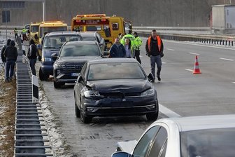 Blechschäden  bei Schneeglätte - Auf der A4 gab es am Freitag gleich mehrere Unfälle. 