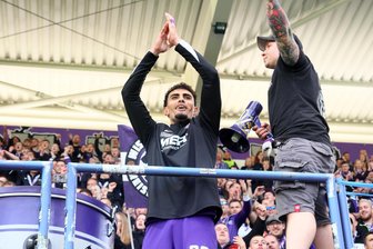 Bleibt Ali Loune beim FC Erzgebirge Aue? - Ali Loune (links) wurde im Fanblock des FC Erzgebirge Aue gefeiert.