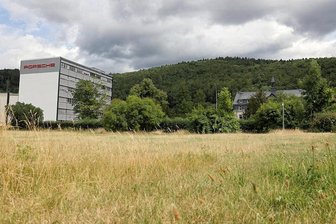 Bleibt das Jugendzentrum in der Schwarzenberger Neustadt nur eine Vision? - Auf dieser durch Abriss freigewordenen Fläche an der B 101 in Schwarzenberg soll das Jugendzentrum entstehen – so die 2020 fixierte Absicht. Auf der anderen Straßenseite befinden sich der Porsche-Firmenstandort und das Rathaus.