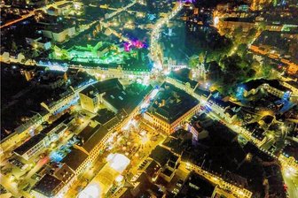 Bleibt es beim Einheitstag? Reichenbacher Bürgerfest wird völlig neu gedacht - Das Festgelände erstrahlte vergangenes Jahr in bunten Lichtern.