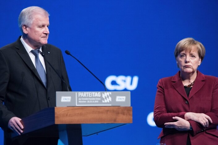 Bleibt es ihr Land? - Szenen einer Entfremdung: Der CSU-Vorsitzende Horst Seehofer kanzelt CDU-Chefin und Bundeskanzlerin Angela Merkel beim Thema Flüchtlinge öffentlich ab.
