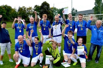 "Bleibt weiter fair und habt Spaß!" - Das Team der Lebenshilfe Auerbach trainierte wochenlang. Vor wenigen Tagen gewann hat es als Lohn den Pokal des Landrates.