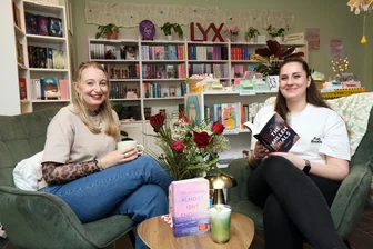 Blendende Bilanz für Buchladen „Booklovers“ in Zwickau: „Ich würde es wieder tun“ - Bücher, Tee und Matcha Latte: Anna Rehwagen (rechts) lässt sich in Ruhe von „Booklovers“-Inhaberin Lilly Hofmann beraten.