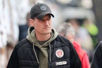 Blessin und der Umgang mit Druck: "Habe Rasen gemäht" - Ist als Krisenmanager gefordert: St. Paulis Trainer Alexander Blessin. (Archivbild)