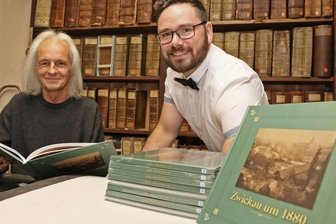 Blick auf das Zwickau um 1880 - Jürgen Schünzel (links) und Marcus Mühle haben maßgeblich an der Neu-erscheinung des Stadtarchives mitgearbeitet. 