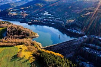 Blick auf licht- und schattenreiche Landschaft - 