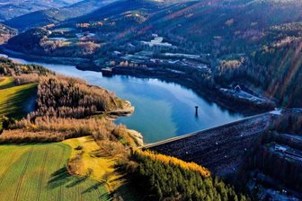 Blick auf licht- und schattenreiche Landschaft - 