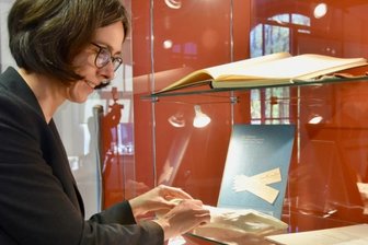 Blick auf Oberfrohnas Vergangenheit - Esche-Museumsleiterin Barbara Wiegand-Stempel richtet eine Vitrine der Sonderschau über Oberfrohnas Historie ein, die auch Handschuhe aus der Firma Hermann Dittrich auf der Frohnbachstraße zeigt. 