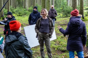 Blick hinter die Kulissen des neuen Erzgebirgskrimis: Teresa Weißbach dreht mit TV-Star im Wald - Im neuen Erzgebirgskrimi mit dem Arbeitstitel „Stille Mitte“ schlüpft Teresa Weißbach (Mitte) wieder in die Rolle der Försterin Saskia Bergelt.