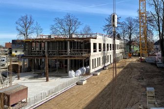 Blick hinter die Kulissen: So steht es um den Neubau beim Krankenhaus in Mittweida - Der große Neubau beim Krankenhaus in Mittweida ist nahezu komplett hochgezogen. Das Dach fehlt noch. Im hinteren Teil des Erdgeschosses wird die neue Cafeteria eingerichtet.