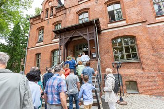 Blick in 150 Jahre Bädergeschichte - Über den Eingang zur Gaststätte und zum Fitness-Studio starteten die Führungen durch das Johannisbad.