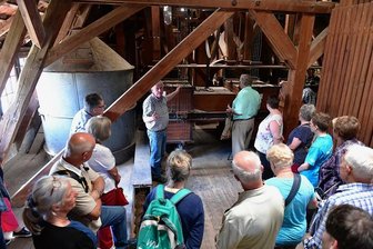 Blick in das Innere der Wünschmannmühle - Ungewohnter Andrang herrschteam Pfingstmontag in der Wünschmannmühle in Krummenhennersdorf im Tal der Bobritzsch nahe Freiberg. Dort führte Christian Rüdiger zum Mühlentag die Besucher im Stundentakt durch die im Inneren des Gebäudes auf insgesamt vier Etagen untergebrachten Produktionsräume. Die Mühle wurde im Jahre 1909 zum ersten Mal gebaut, brannte aber gleich darauf wieder ab. Von 1910 bis 1911 wurde sie dann erneut errichtet, die Inneneinrichtung erfolgte von 1923 bis 1924 und diente zu Verarbeitung des Getreides der Bauern aus Krummenhennersdorf und Dittmannsdorf. Das Mehl wurde damals schon mit Lastkraftwagen bis nach Dresden zu den Bäckern gefahren, erfuhren die Besucher unter anderem.Bis zum 30. April 1995 wurde das beliebte Wünschmannbrot in der eigenen Bäckerei hergestellt. Für kurze Zeit gab es ebenso Teigwaren aus der Mühle.mer 
