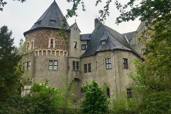 Blick in den Schlosshof bald erlaubt - Schloss Reinsberg in Mittelsachsen soll in den nächsten Tagen an die Käuferin übergehen.