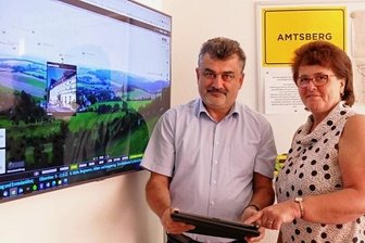 Blick ins Erzgebirge soll informativer werden - Amtsbergs Bürgermeister Sylvio Krause und Gemeindemitarbeiterin Manuela Walter kümmern sich darum, die Amtsberger Panoramakamera mit vielen Informationen zu den Bildern zu füttern.