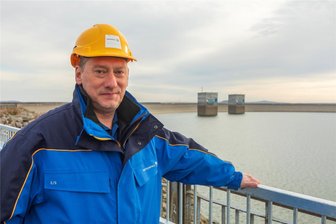 Blick über den Beckenrand im Erzgebirge wieder möglich – Aussichtspunkt am Oberbecken Markersbach eröffnet - Standortleiter Heiko Steiner bittet die Besucher um Vernunft und höchste Umsicht in Sachen Sicherheit.