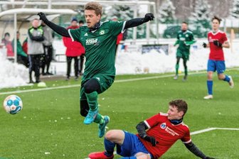Blicke richten sich nach oben - Während in der Erzgebirgsliga der Abstiegskampf aus lokaler Sicht im Fokus steht, verspricht in der Kreisliga Ost das Meisterrennen enorme Spannung. Dem Spitzenreiter Eintracht Zschopautal (29 Punkte) sind neben Motor Zschopau (27) auch Florian Günther (links) und seine Krumhermersdorfer Teamkollegen (26) auf den Fersen.