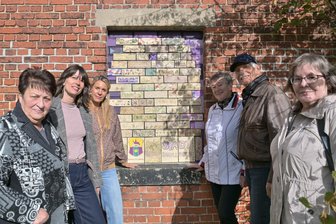 Blickfang im Erzgebirge: Zugemauertes Bahnhofsfenster wird zu urbaner Kunst - Susann Neuenfeld (2. v. l.) und Katja Mehlhorn (3. v. l.), hier mit Kulturkreis-Mitgliedern, koordinierten das Projekt.