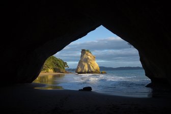 Blickwinkelreihe nimmt Besucher mit auf Reise durch Neuseeland und den Südpazifik - Das Foto zeigt die Cathedral Cove, eine Bucht der Nordinsel Neuseelands.