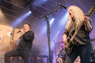 Blind Guardian live auf Schloss Voigtsberg: Flammen am Schloss und Spuk in der Box! - Sänger Hansi Kürsch und Gitarrist Marcus Siepen.
