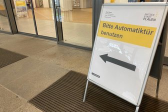 Blind im Plauener Rathaus: „... dass niemand mehr gegen die Glaswand läuft“ - Zwar gibt es im Rathausvorraum Hinweise auf die Tür. Doch nicht alle können diese sehen.