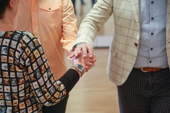 Blind übers Tanzparkett: Was besondere Menschen aus ganz Deutschland nach Limbach-Oberfrohna zieht - Fühlen statt Sehen: In Limbach-Oberfrohna können sehbehinderte Menschen das Tanzen lernen.