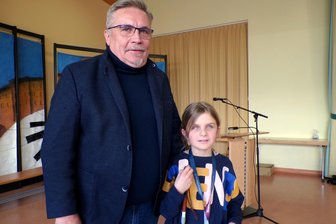 Blinde Schülerin aus Annaberg-Buchholz gehört zu Sachsens Rechenkönigen - Oberbürgermeister Rolf Schmidt überreichte Augustine Tittmann den Sonderpreis.