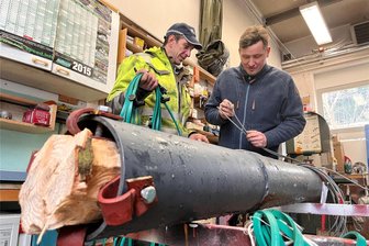 Blinde Zerstörungswut im Erzgebirge: Vandalen stürzen Mauersberger Wahrzeichen und fällen Weihnachtsbaum im Dorfzentrum - Michael Noack vom Bauhof Großrückerswalde und Bürgermeister André Rösch mit dem Stumpf des Mauersberger Weihnachtsbaumes. Die Halterungen wurden von Unbekannten vorsätzlich durchtrennt.