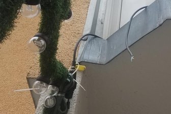 Blinde Zerstörungswut in der Innenstadt - Spuren der Randalierer: Auch das Kabel für das Adventsradio über der Buchhandlung am Crimmitschauer Markt wurde abgerissen. 