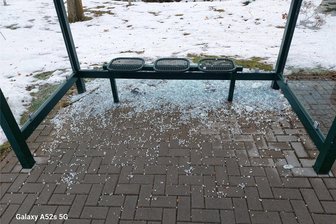 Blinde Zerstörungswut: Vier Buswartehäuschen im Erzgebirge massiv beschädigt - Das Bushäuschen in Kühnhaide an der Wendeschleife wurde von Vandalen beschädigt. In dem Ortsteil wurden insgesamt fünf Scheiben eingeschlagen.