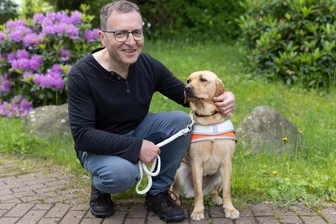 Blinder Mann aus Annaberg wird Europameister im Kegeln - Alane, eine Labradorhündin, soll Frank Grunert künftig durchs Leben begleiten. Der Annaberger ist komplett erblindet, baut aber noch immer Türen ein und treibt Sport. Jetzt ist er Europameister im Kegeln geworden.