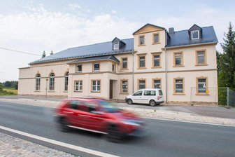 Blitz-Aktion bei Tempo 30 auf Autobahnzubringer im Erzgebirge: Autofahrer wittert Abzocke - Am Waldschlößchen am Autobahnzubringer von Zwönitz nach Stollberg ist jetzt geblitzt worden.