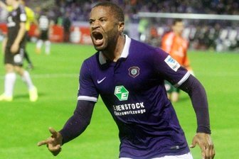 Blitz, Donner und wieder Luft zum Atmen - Der Niederländer Romario Kortzorg erzielte das 3:0 und damit seinen ersten Treffer im Veilchentrikot. 
