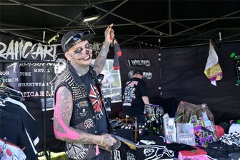 Blitz schlägt bei Störfaktor-Festival in Zwickau ein: „Das war Adrenalin pur“ - Im Zelt von „Erratic Art“ auf dem Störfaktor-Festival in Zwickau hat der Blitz Funken an den Stangen ausgelöst, wie Marcel, auch „Gecko“ genannt, schildert.