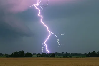 Blitz schlägt während Taufe in Osnabrücker Kirche ein - Mit einem lauten Knall ist ein Blitz während einer Tauffeier in die Osnabrücker Pauluskirche eingeschlagen. (Symbolbild)