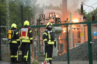 Blitz trifft Umspannwerk im Erzgebirge - Zahlreiche Haushalte ohne Strom - Weiterer Vorfall gegen Mitternacht - Zum Umspannwerk Sachsenfeld in Schwarzenberg ist am Mittwochabend die Feuerwehr ausgerückt.