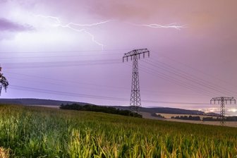 Blitze erhellen Abendhimmel über Zwönitz -
